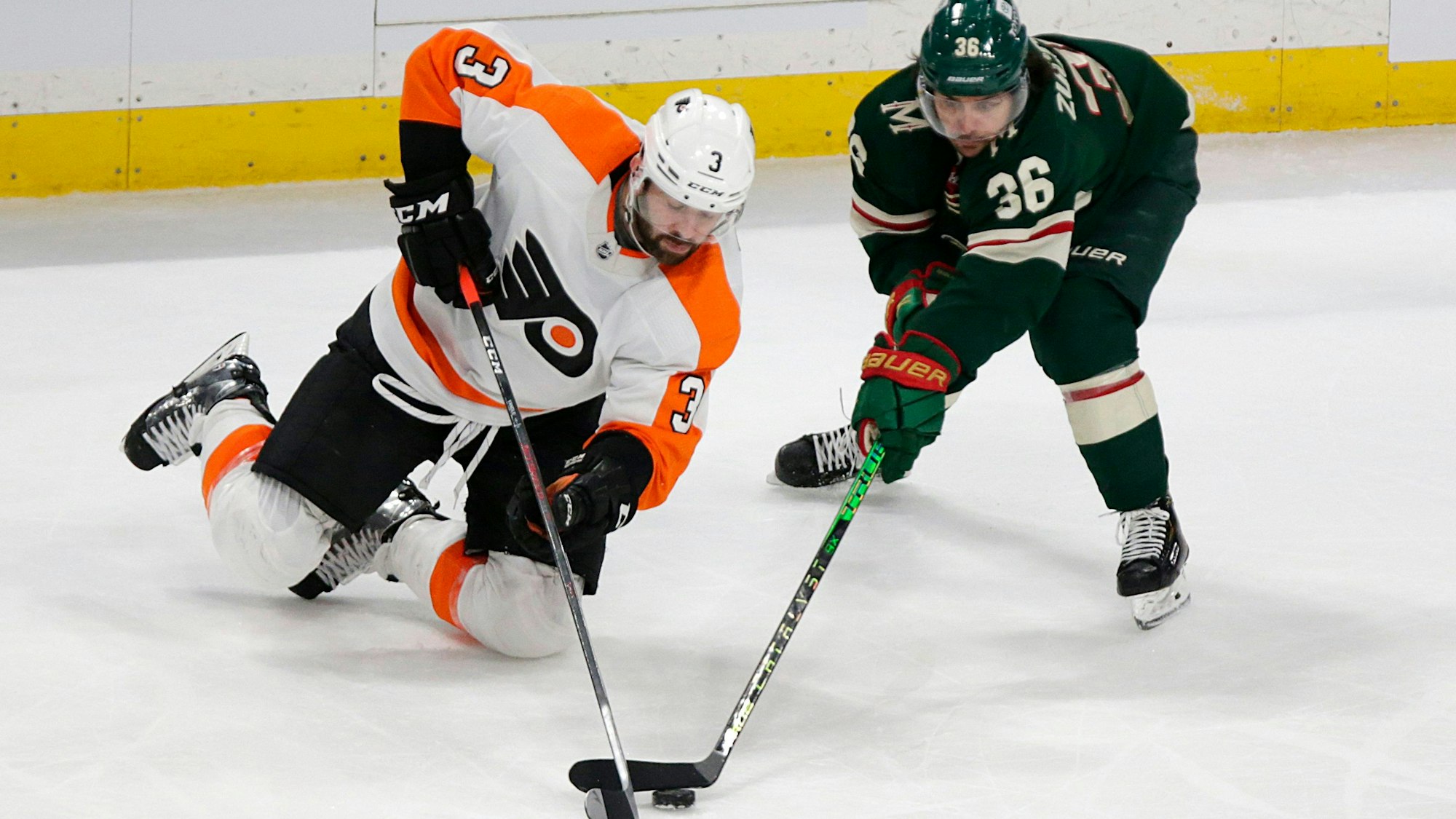 Keith Yandle von den Philadelphia Flyers in der NHL im Zweikampf mit Mats Zuccarello von den Minnesota Wild.