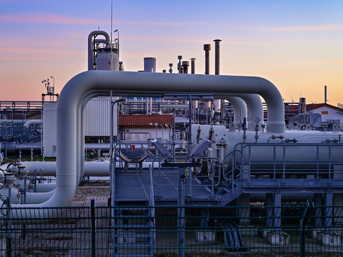Es ist die Verdichterstation in Mallnow nahe der deutsch-polnischen Grenze zu sehen. Von der Quelle bis zum Einsatzort legt das Erdgas in der Pipeline «Jagal» mehrere tausend Kilometer zurück. Um einen konstanten Druck für den Transport in der Pipeline aufrecht zu erhalten sind solche Verdichterstationen nötig.
