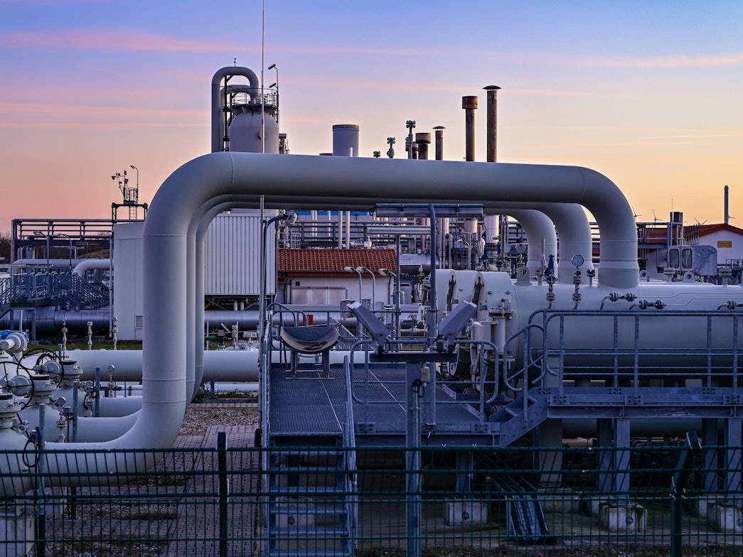 Es ist die Verdichterstation in Mallnow nahe der deutsch-polnischen Grenze zu sehen. Von der Quelle bis zum Einsatzort legt das Erdgas in der Pipeline «Jagal» mehrere tausend Kilometer zurück. Um einen konstanten Druck für den Transport in der Pipeline aufrecht zu erhalten sind solche Verdichterstationen nötig.