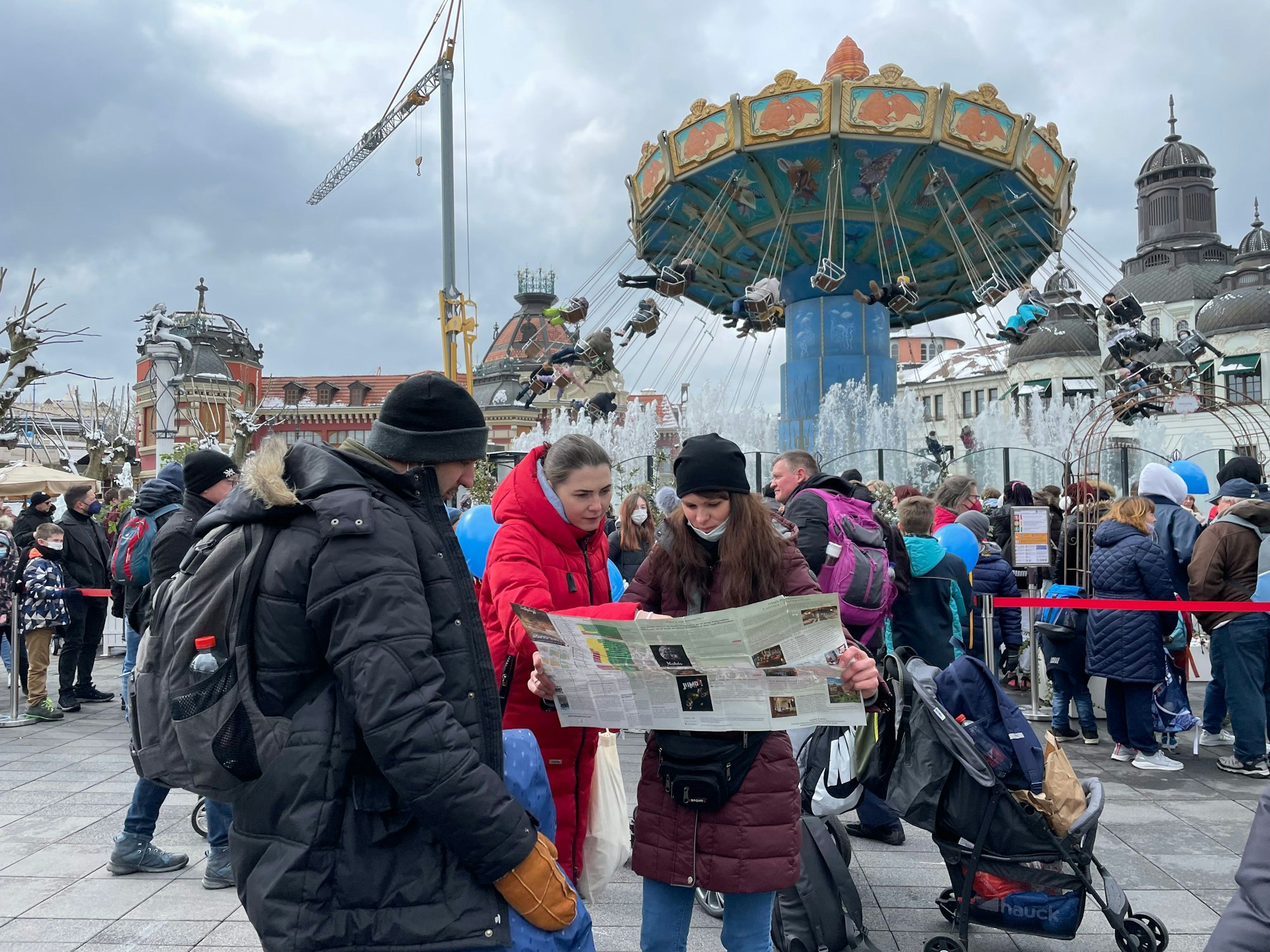Zwei Frauen schauen auf eine Karte.
