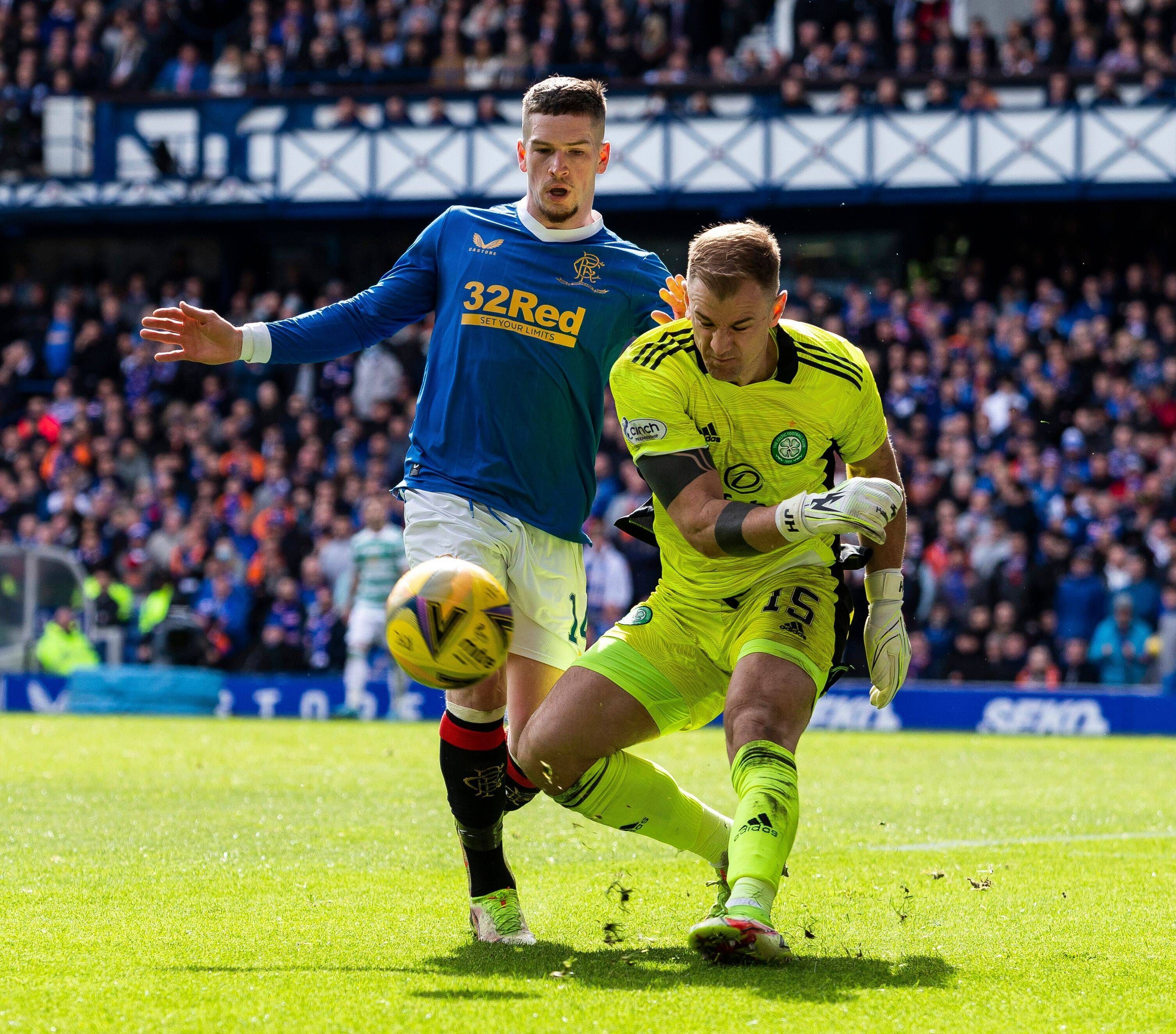 Celtic-Keeper Joe Hart im Zweikampf mit Ryan Kent.