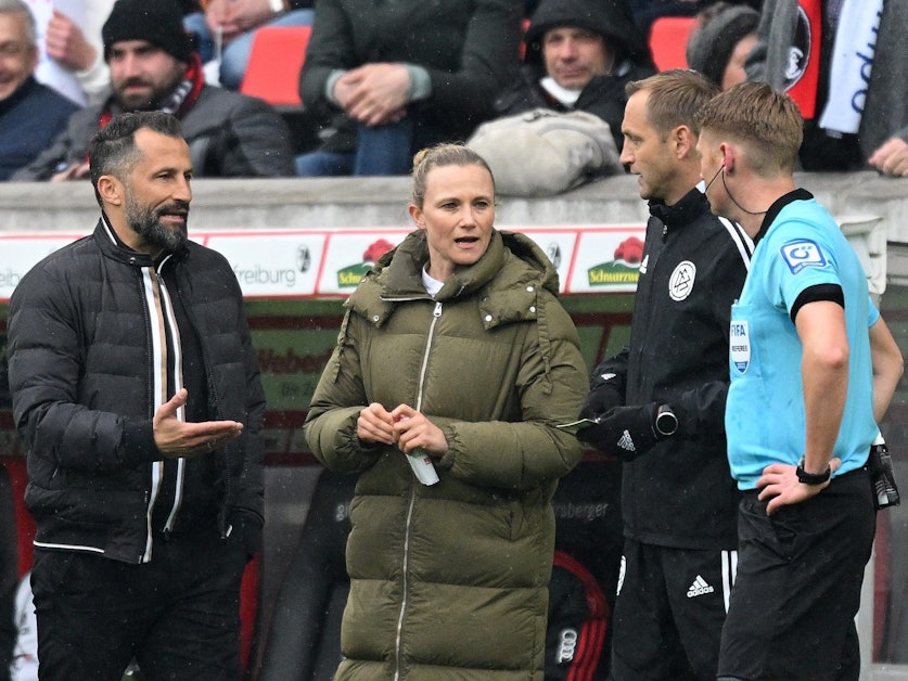 Schiedsrichter Christian Dingert diskutiert mit der Bayern-Bank um Hasan Salihamidzic und Kathleen Krüger.