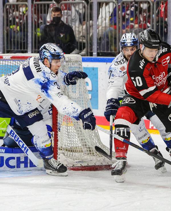 Simon Gnyp (Ingolstadt, links) und Kollege Colton Jobke im Duell um den Puck mit Alexander Oblinger (Kölner Haie).