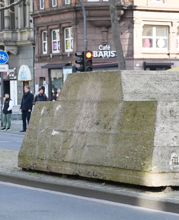 Die Skulptur Ruhender Verkehr auf dem Hohenzollernring.