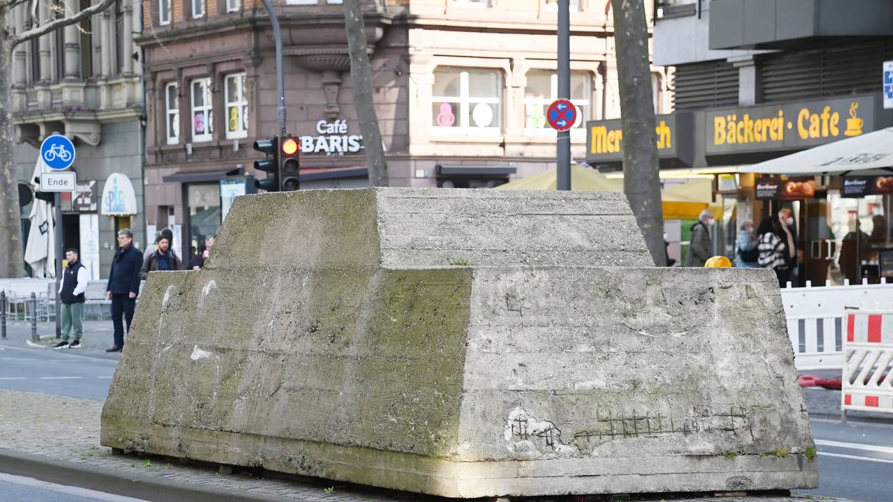 Die Skulptur Ruhender Verkehr auf dem Hohenzollernring.