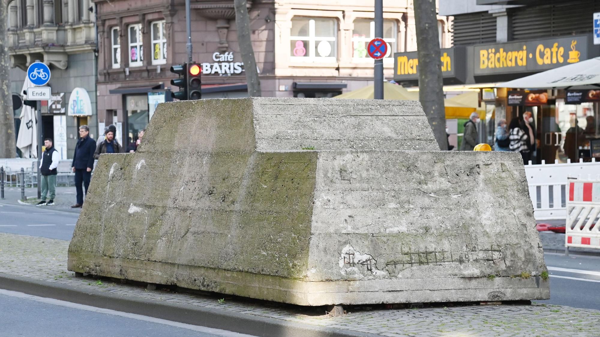 Die Skulptur Ruhender Verkehr auf dem Hohenzollernring.