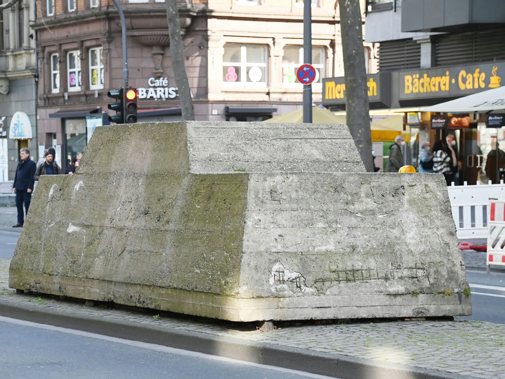 Die Skulptur „Ruhender Verkehr“ (Foto vom 21. März 2022) auf dem Hohenzollernring steht dort seit 1989. Nun soll das Betonauto umgeparkt werden.