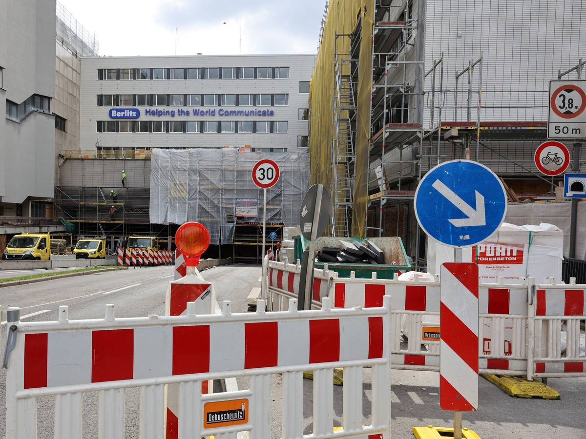 Die Nord-Süd-Fahrt (Foto vom 2. April 2022) ist bis Montagmorgen gesperrt. An dem Gebäude werden Sanierungsarbeiten durchgeführt.