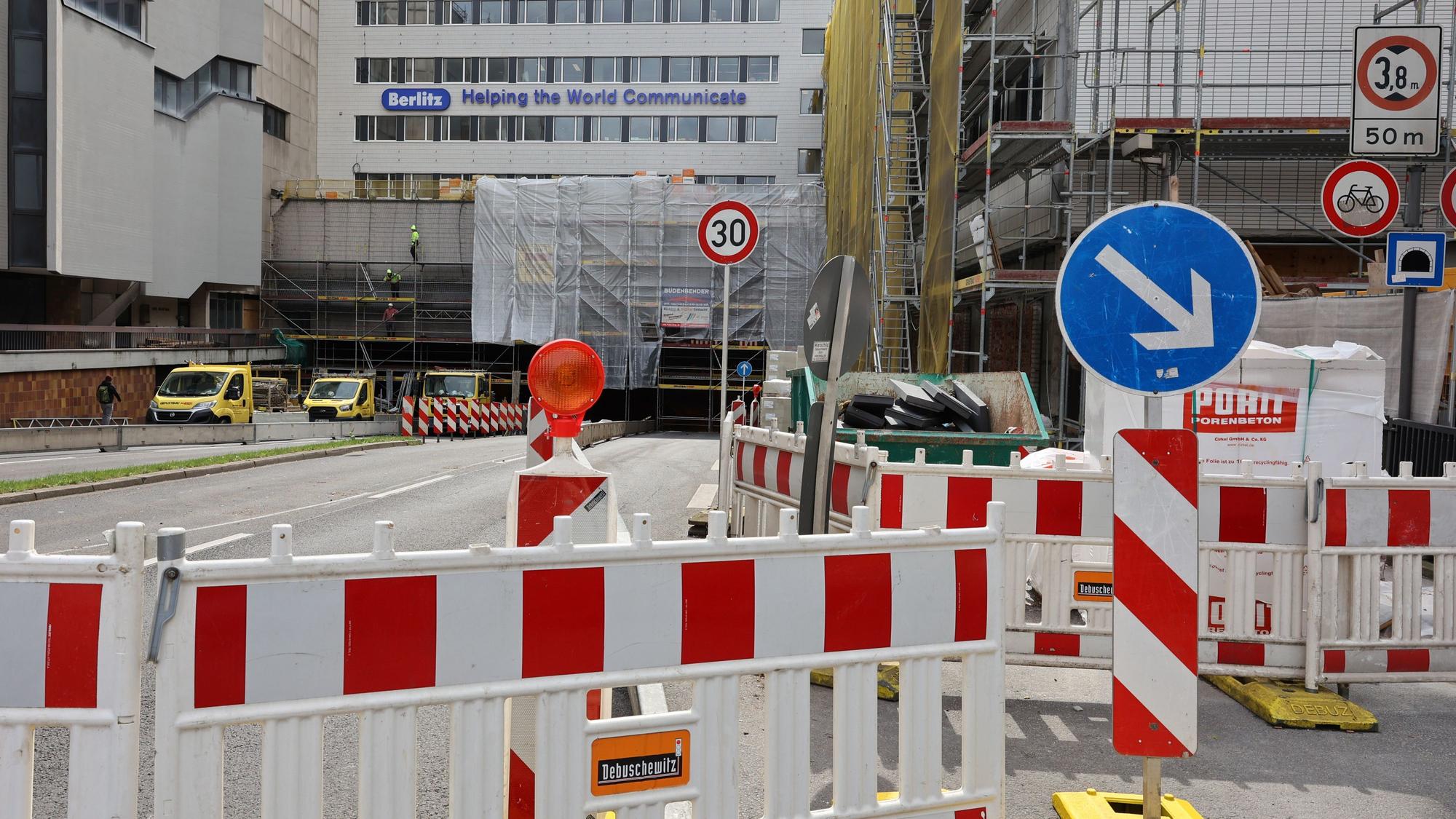 Die Nord-Süd-Fahrt (Foto vom 2. April 2022) ist bis Montagmorgen gesperrt. An dem Gebäude werden Sanierungsarbeiten durchgeführt.