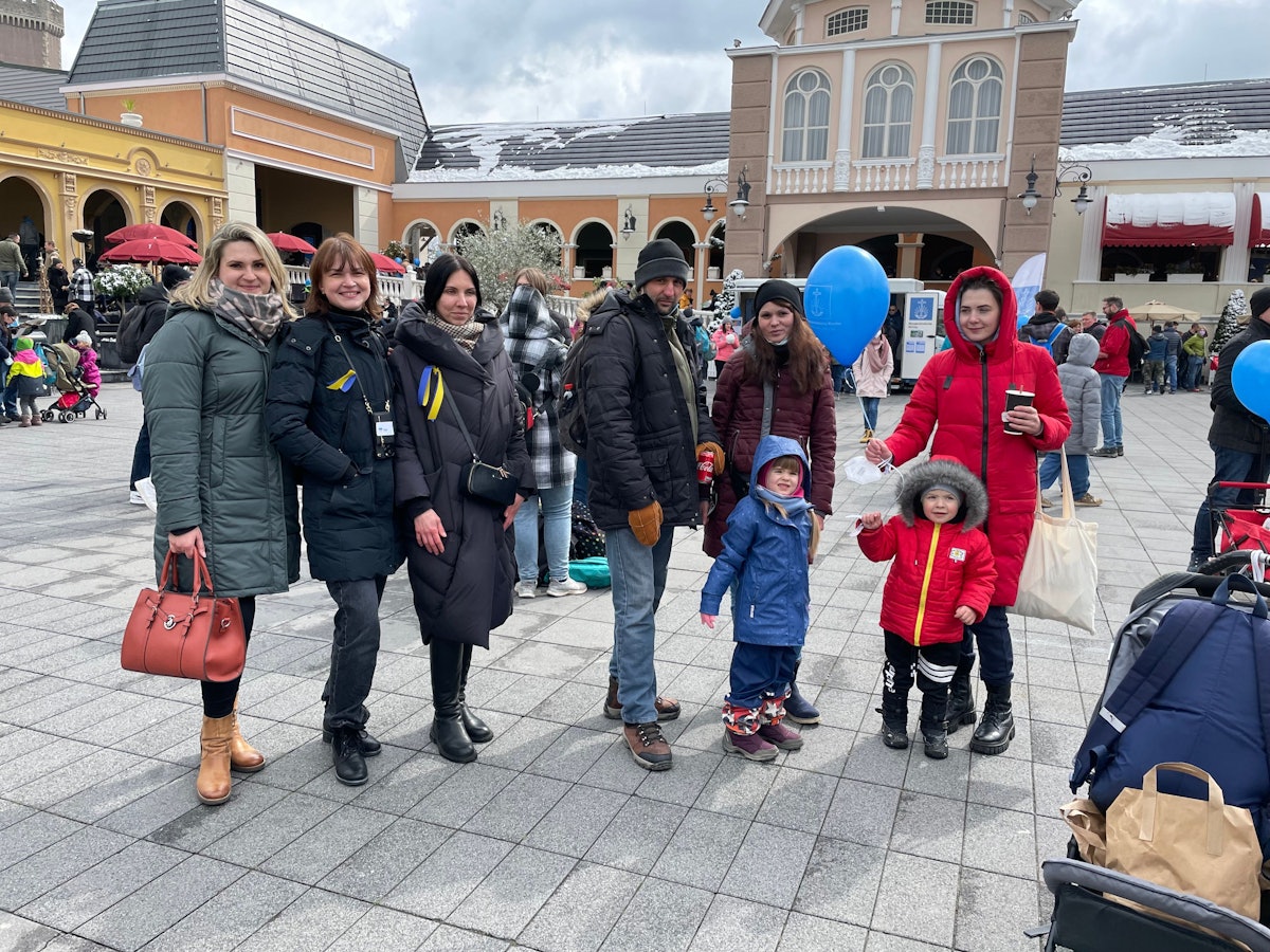Frauen und Kinder posieren für ein Foto in einem Freizeitpark.