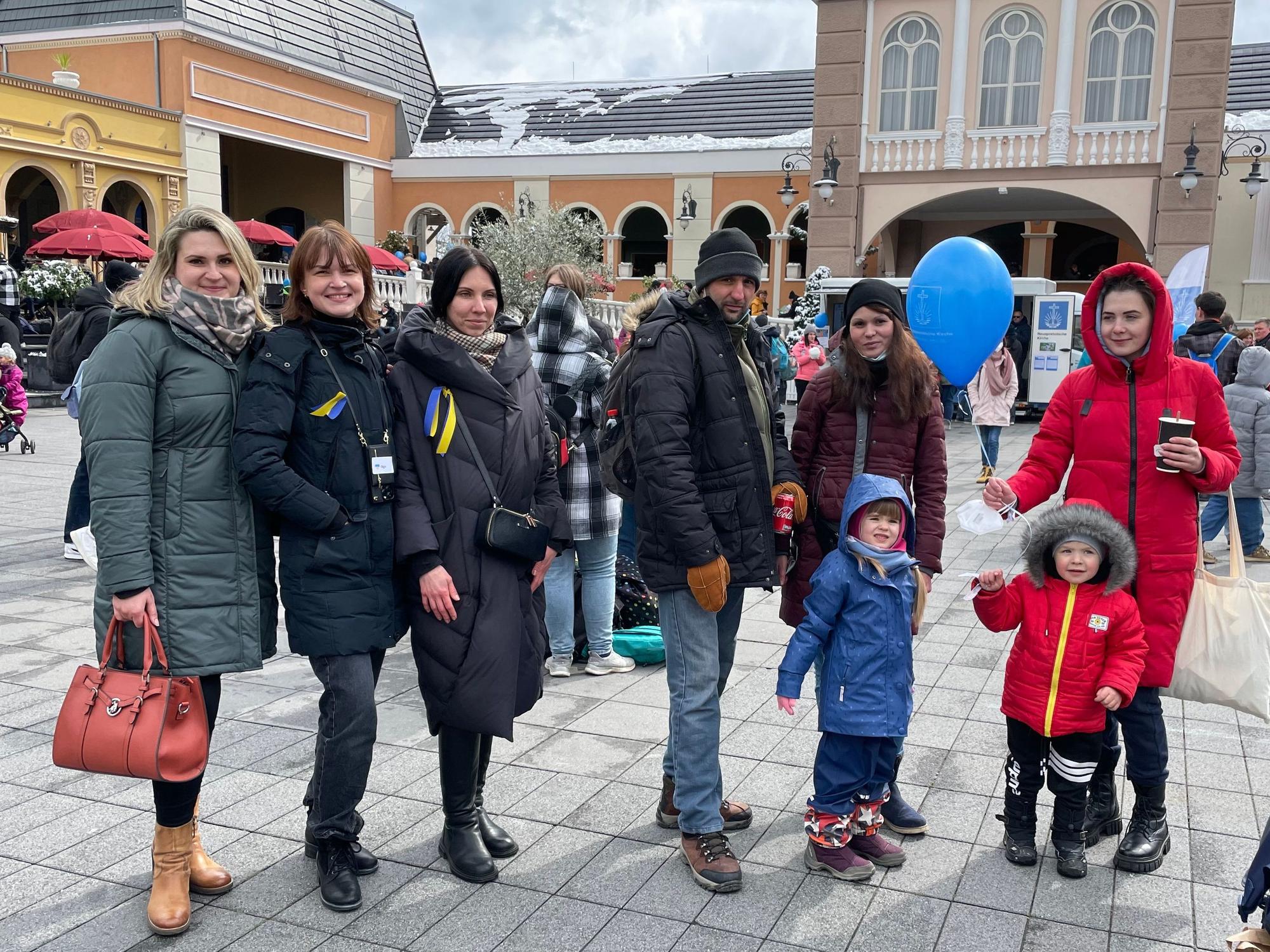 Frauen und Kinder posieren für ein Foto in einem Freizeitpark.