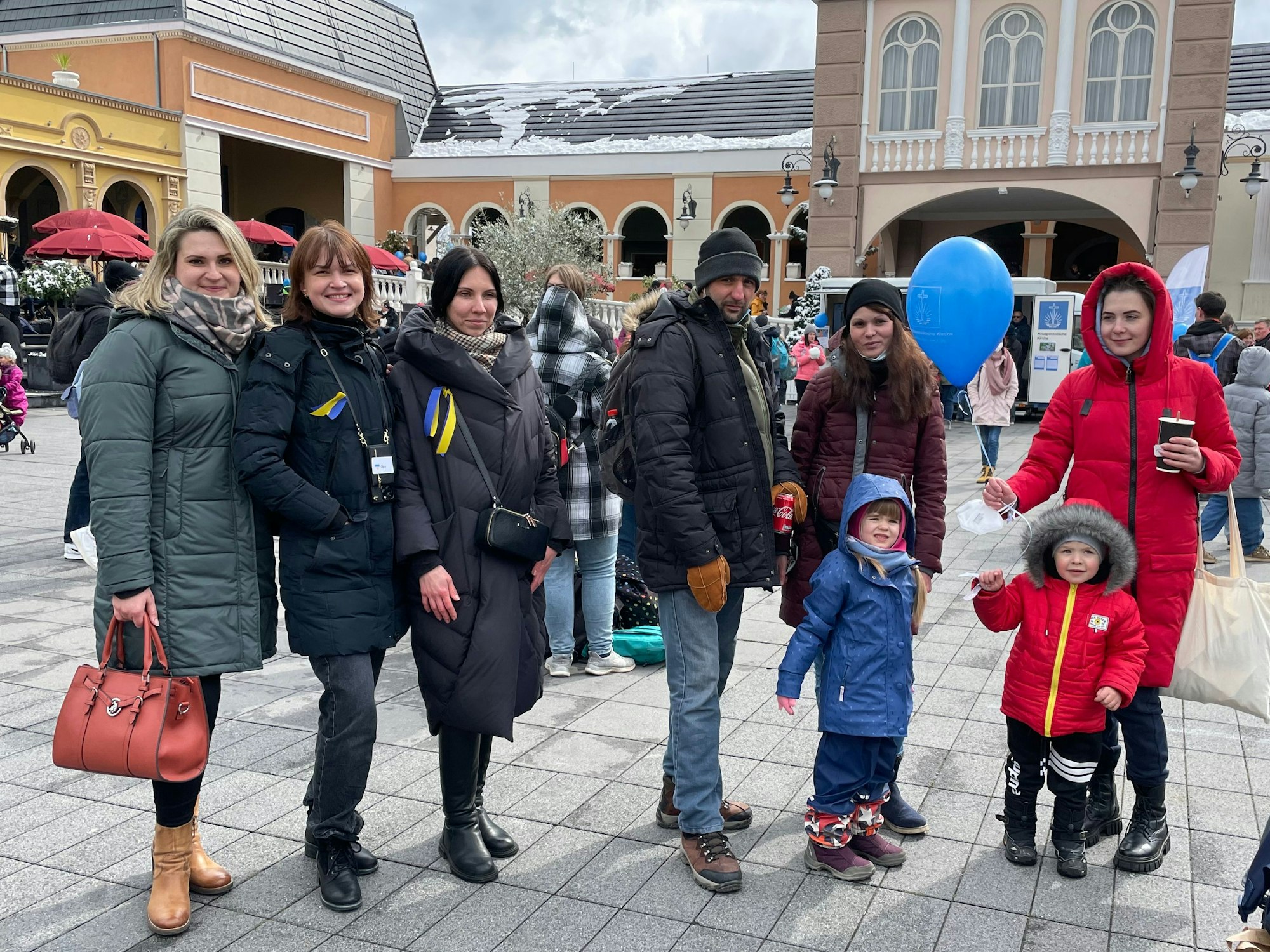 Frauen und Kinder posieren für ein Foto in einem Freizeitpark.