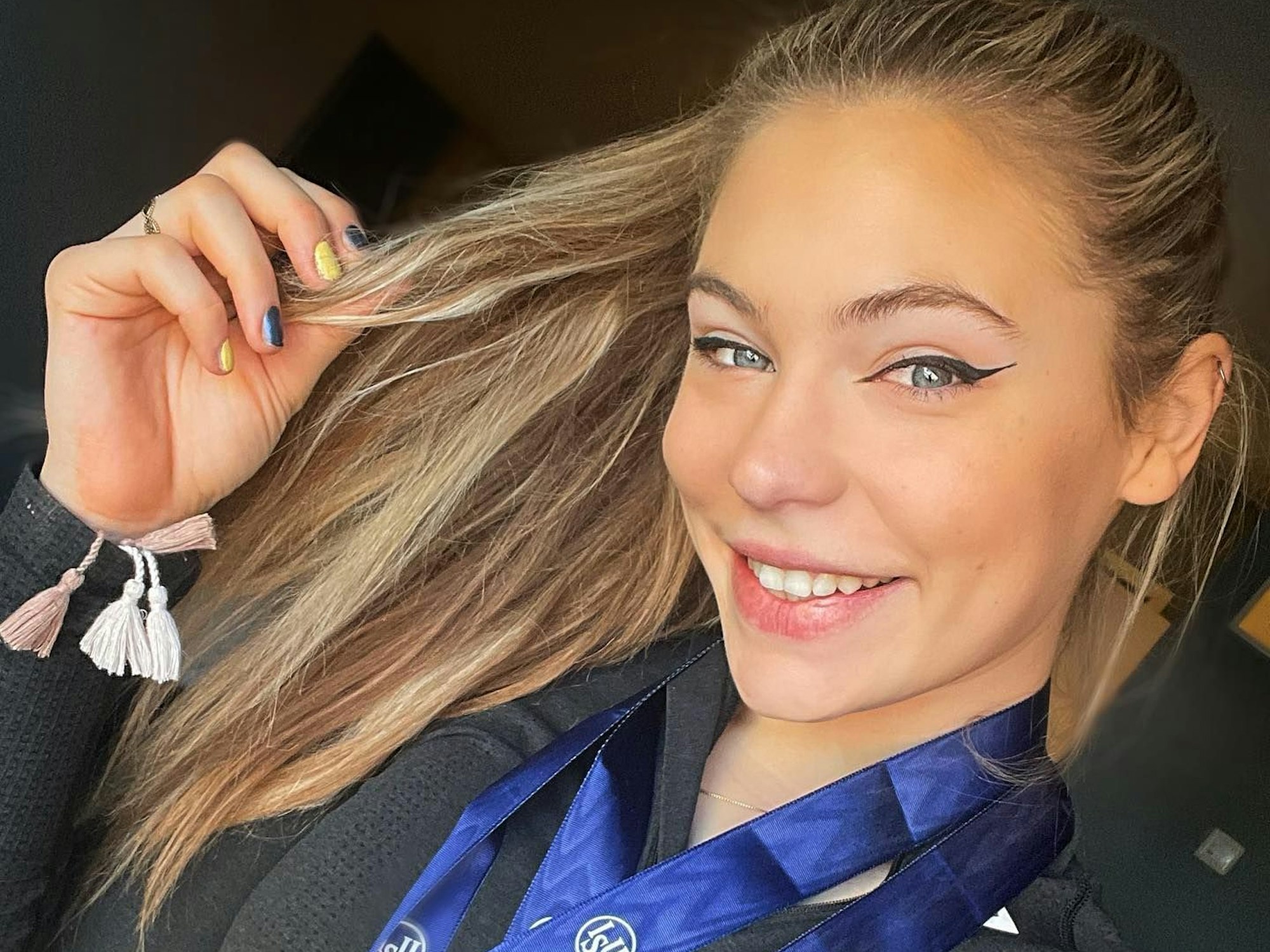 Jutta Leerdam zeigt ihre beiden Goldmedaillen von den Eisschnelllauf-Weltmeisterschaften.