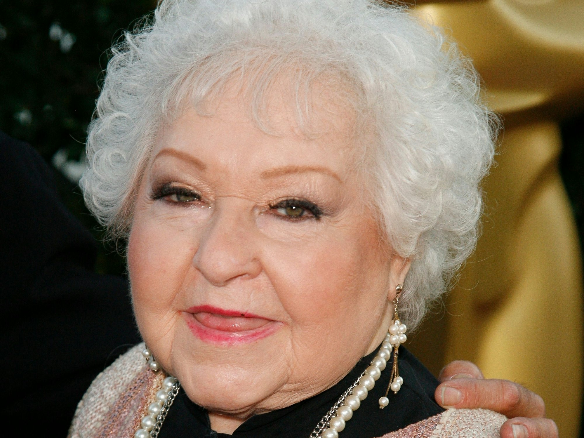 Die US-Schauspielerin Estelle Harris kommt zu einer Ehrung der italienischen Schauspielerin S. Loren im Samuel Goldwyn Theater der Academy. Der aus der Kultserie „Seinfeld“ bekannte TV-Star Estelle Harris ist im Alter von 93 Jahren gestorben.