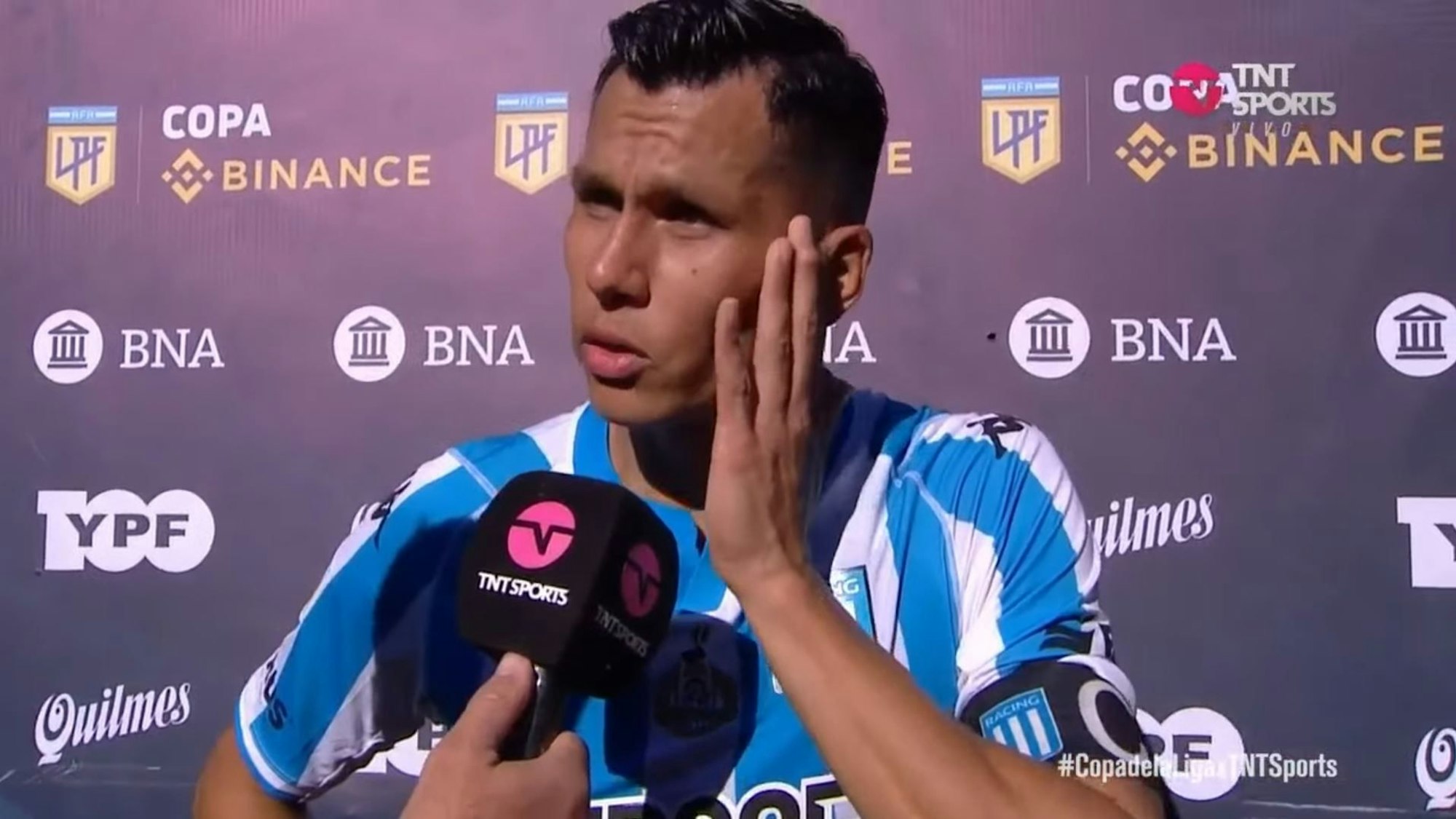 Fußballspieler Leo Sigali verwundert mit Erinnerungslücken in einem TV-Interview. Im Anschluss wurde das Gespräch als Teil einer Kampagne zur Alzheimer-Erkennung aufgelöst.