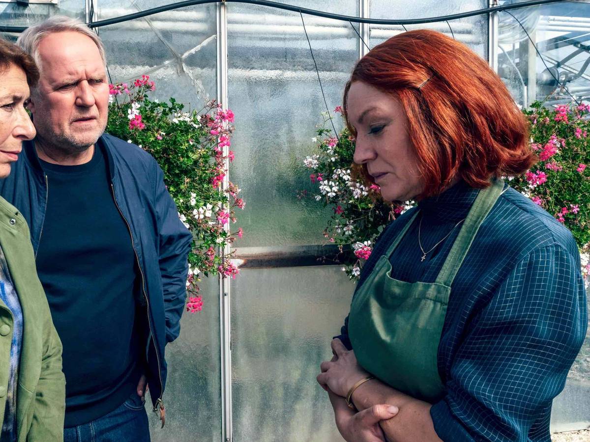 Die Ermittelnden aus Wien, Bibi Fellner (Adele Neuhauser, links) und Moritz Eisner (Harald Krassnitzer), bekamen es im „Tatort: Alles was Recht ist“ mit Fragen der „juristischen Gerechtigkeit“ zu tun. Ferdinand von Schirach lässt grüßen (Szene mit Marion Mitterhammer).