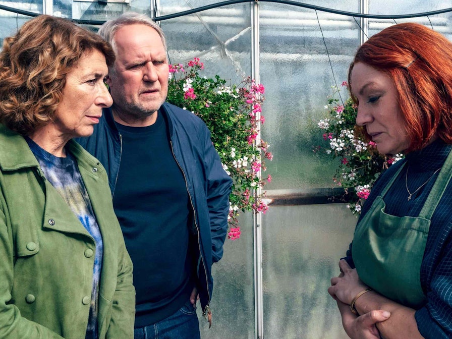 Die Ermittelnden aus Wien, Bibi Fellner (Adele Neuhauser, links) und Moritz Eisner (Harald Krassnitzer), bekamen es im „Tatort: Alles was Recht ist“ mit Fragen der „juristischen Gerechtigkeit“ zu tun. Ferdinand von Schirach lässt grüßen (Szene mit Marion Mitterhammer).