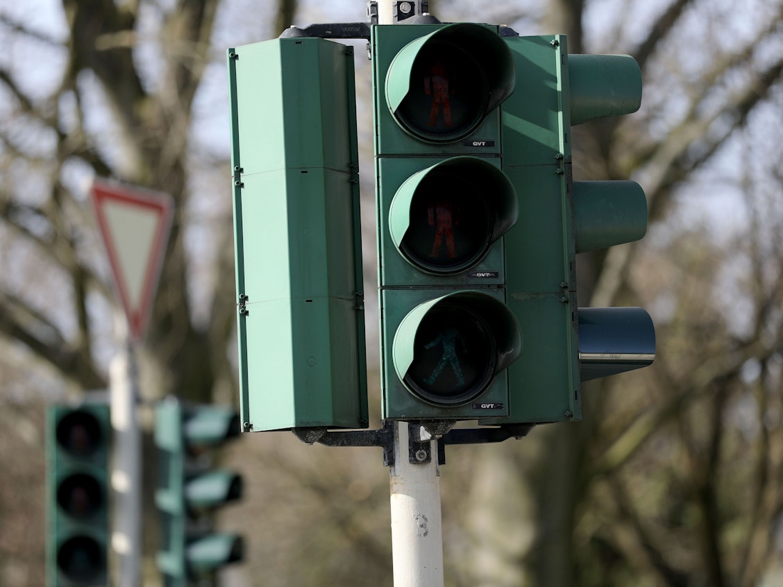 Wegen einer defekten Ampel (hier ein undatiertes Symbolfoto) kam es zu einem heftigen Unfall in Paderborn. Zehn Menschen wurden verletzt.