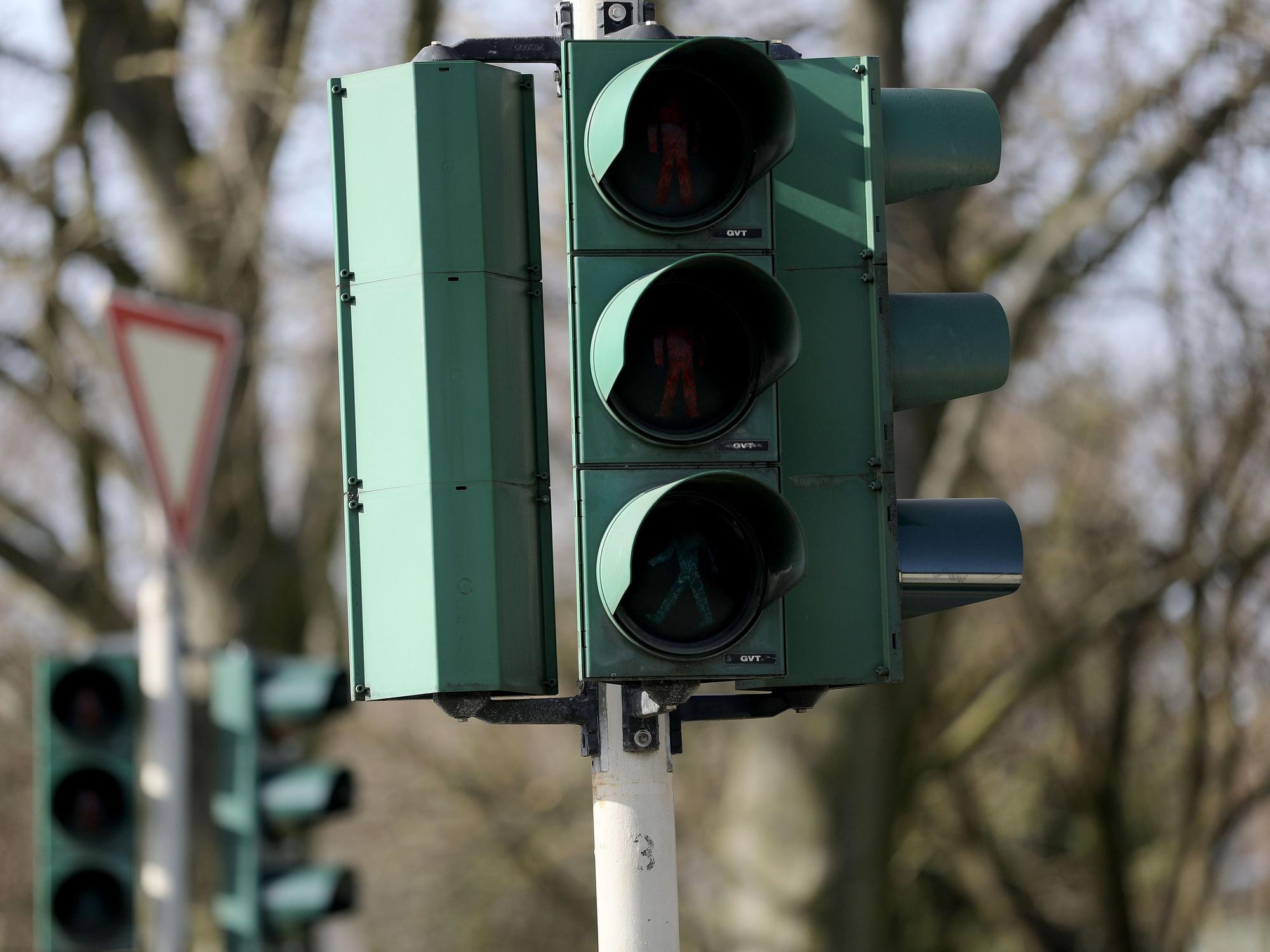 Wegen einer defekten Ampel (hier ein undatiertes Symbolfoto) kam es zu einem heftigen Unfall in Paderborn. Zehn Menschen wurden verletzt.