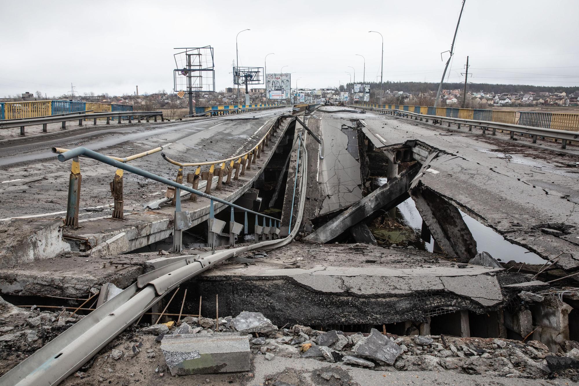 Die durch die Bombardierung zerstörte Brücke auf der Autobahn in Butscha. Fast 300 Zivilisten wurden entlang der Straße in Butscha, einer Pendlerstadt außerhalb der Hauptstadt, getötet.
