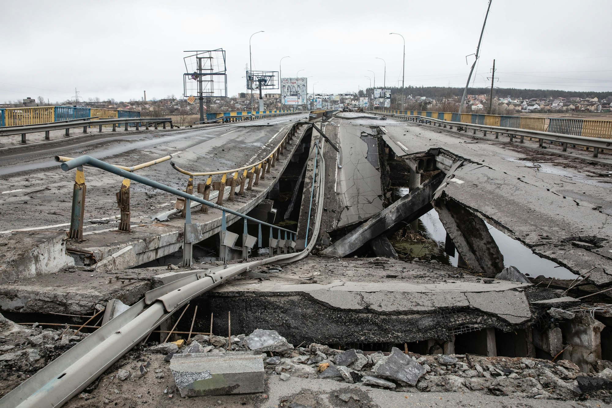 Die durch die Bombardierung zerstörte Brücke auf der Autobahn in Butscha. Fast 300 Zivilisten wurden entlang der Straße in Butscha, einer Pendlerstadt außerhalb der Hauptstadt, getötet.