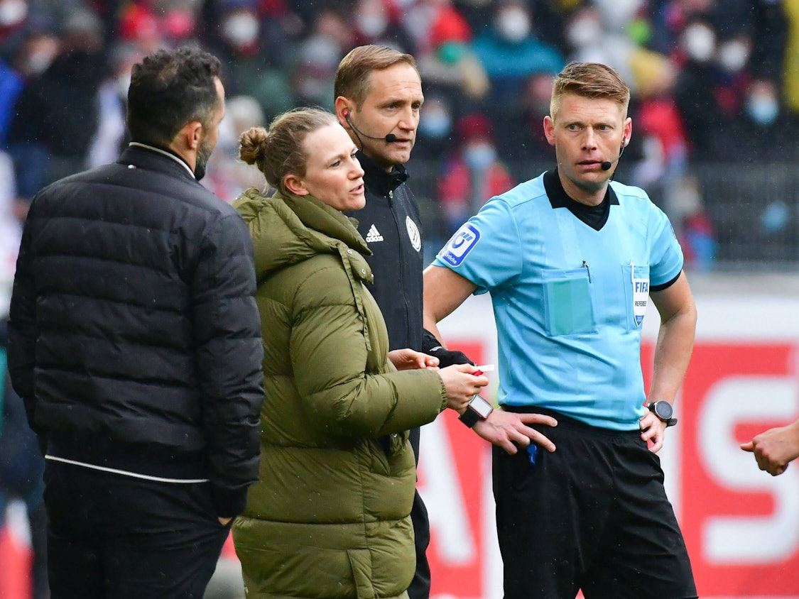 Hasan Salihamidzic, Kathleen Krüger, Arno Blos und Christian Dingert nach dem Wechselfehler.