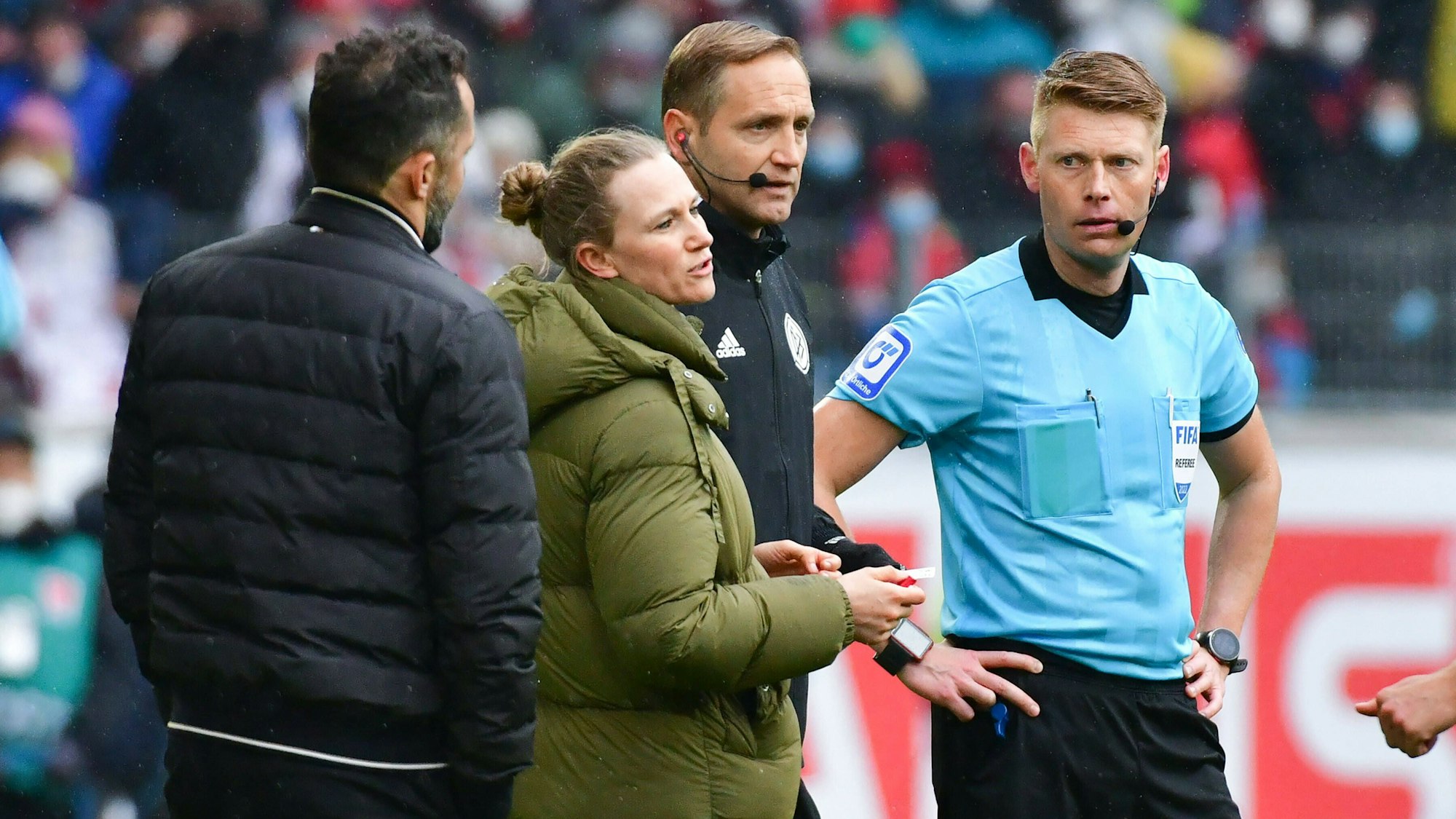 Hasan Salihamidzic, Kathleen Krüger, Arno Blos und Christian Dingert nach dem Wechselfehler.