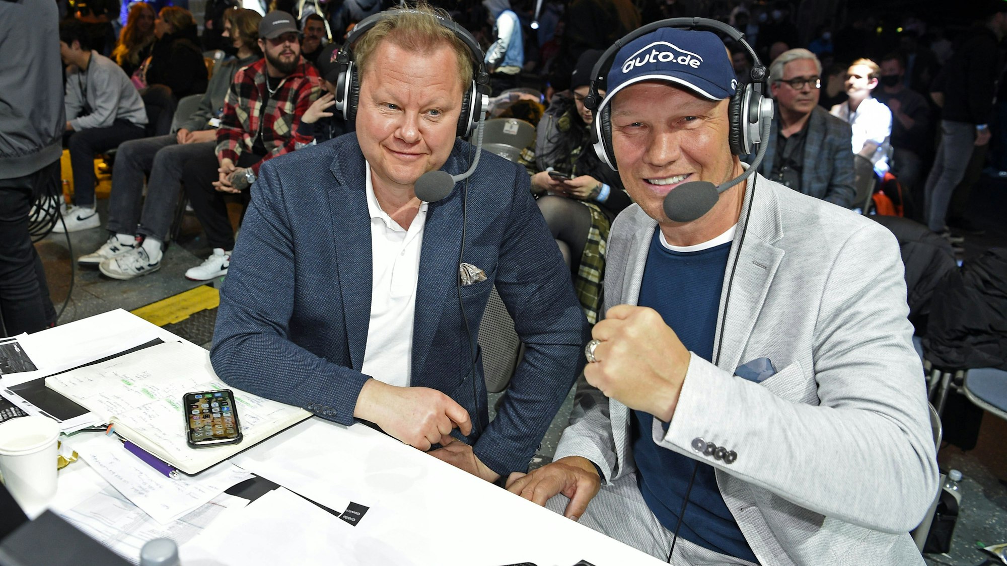 Tobias Drews und Axel Schulz auf dem Kommentatoren-Platz bei „The Great Fight Night“ von Joyn in der Lanxess Arena.