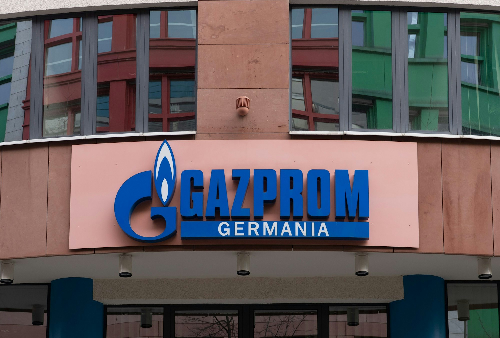 Bundeswirtschaftsminister Robert Habeck (Grüne) setzt die Bundesnetzagentur als Treuhänderin für die deutsche Tochter des russischen Staatskonzerns Gazprom ein. Das Foto zeigt die deutsche Gazprom-Zentrale in Berlin und wurde am 1. April 2022 aufgenommen.