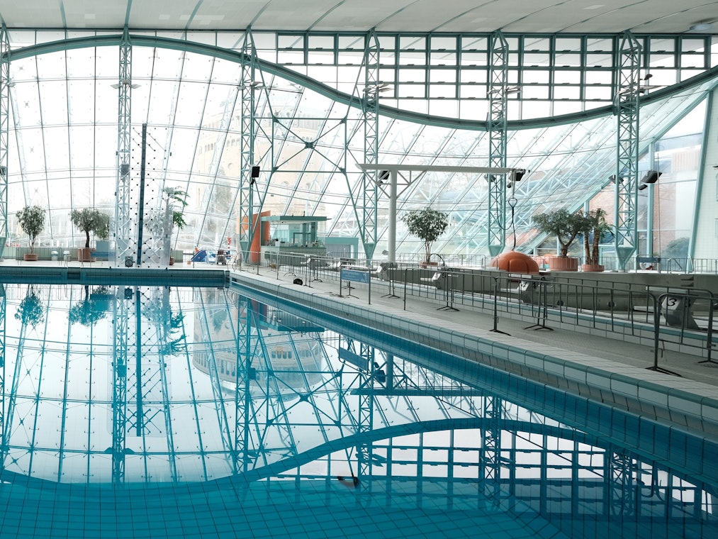 Blick in das Agrippabad in der Kölner Innenstadt (Foto vom 17. März 2021). Laut KölnBäder GmbH wird die Wassertemperatur der Schwimmbäder erstmal nicht abgesenkt.