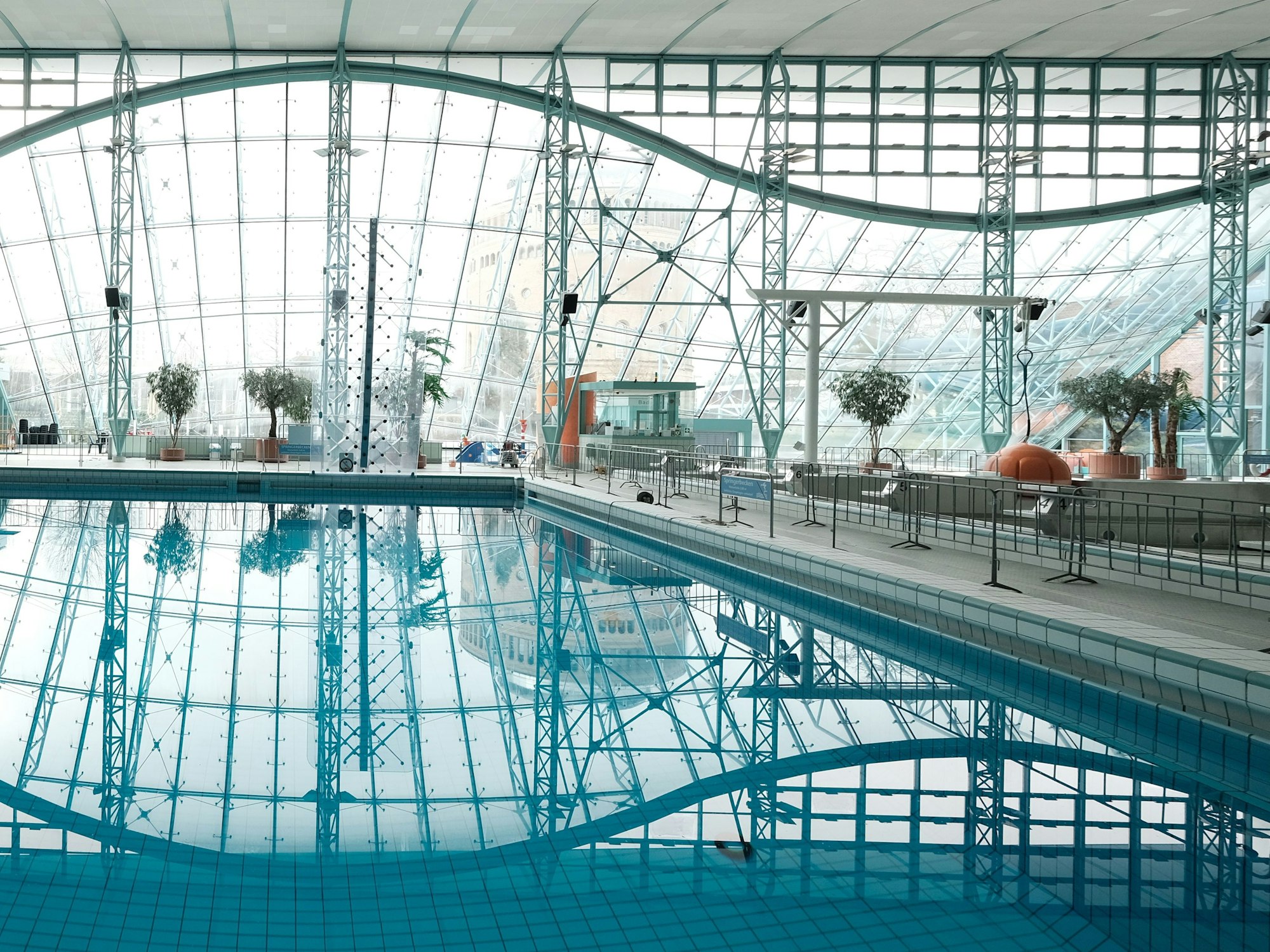 Blick in das Agrippabad in der Kölner Innenstadt (Foto vom 17. März 2021). Laut KölnBäder GmbH wird die Wassertemperatur der Schwimmbäder erstmal nicht abgesenkt.