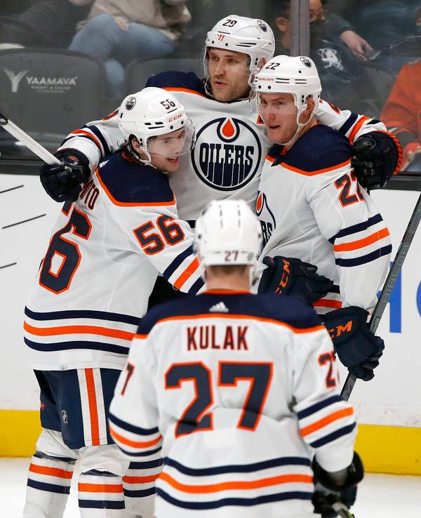 Edmonton Oilers-Center Leon Draisaitl (M) feiert mit Rechtsaußen Kailer Yamamoto (l), Verteidiger Tyson Barrie (r) und Verteidiger Brett Kulak (27) nach einem Tor von Draisaitl im dritten Drittel. Die Oilers gewannen 6:1.