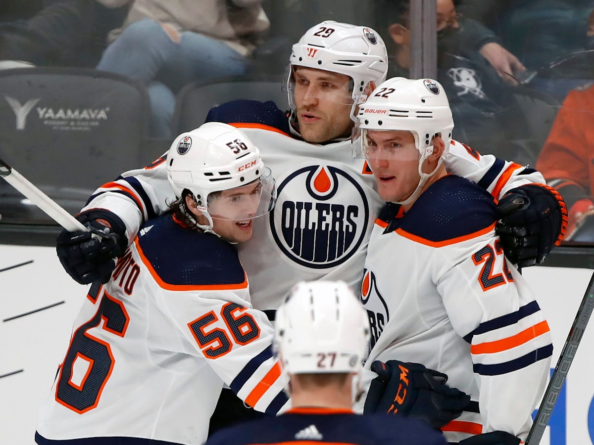 Edmonton Oilers-Center Leon Draisaitl (M) feiert mit Rechtsaußen Kailer Yamamoto (l), Verteidiger Tyson Barrie (r) und Verteidiger Brett Kulak (27) nach einem Tor von Draisaitl im dritten Drittel. Die Oilers gewannen 6:1.