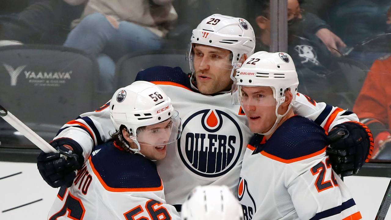 Edmonton Oilers-Center Leon Draisaitl (M) feiert mit Rechtsaußen Kailer Yamamoto (l), Verteidiger Tyson Barrie (r) und Verteidiger Brett Kulak (27) nach einem Tor von Draisaitl im dritten Drittel. Die Oilers gewannen 6:1.