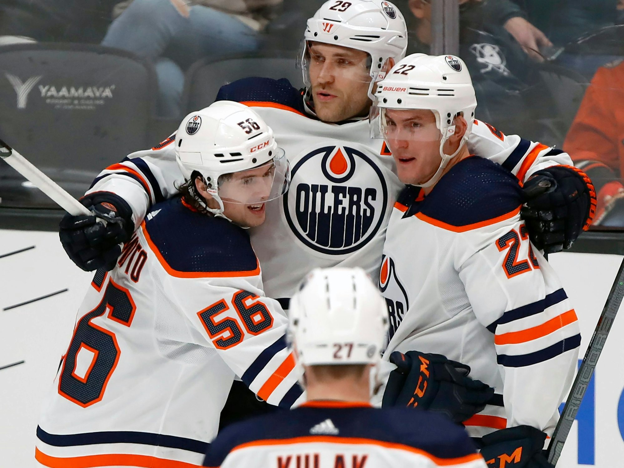 Edmonton Oilers-Center Leon Draisaitl (M) feiert mit Rechtsaußen Kailer Yamamoto (l), Verteidiger Tyson Barrie (r) und Verteidiger Brett Kulak (27) nach einem Tor von Draisaitl im dritten Drittel. Die Oilers gewannen 6:1.