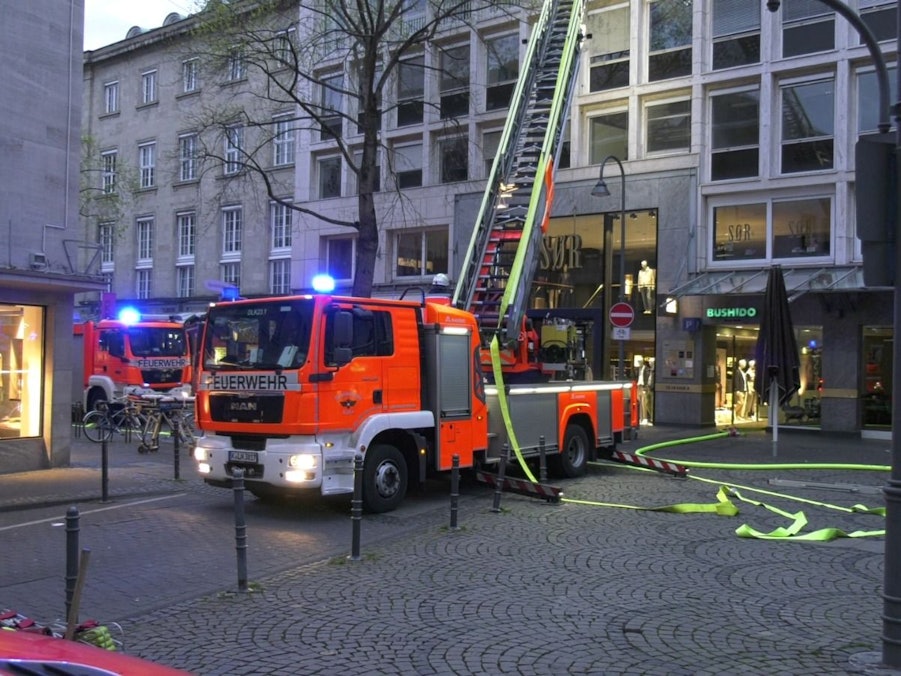 Bei dem Einsatz in der Mittelstraße kam am Sonntagabend (3. April 2022) auch eine Drehleiter der Kölner Feuerwehr zum Einsatz. In der Sauna eines Fitnessstudios war ein Feuer ausgebrochen.