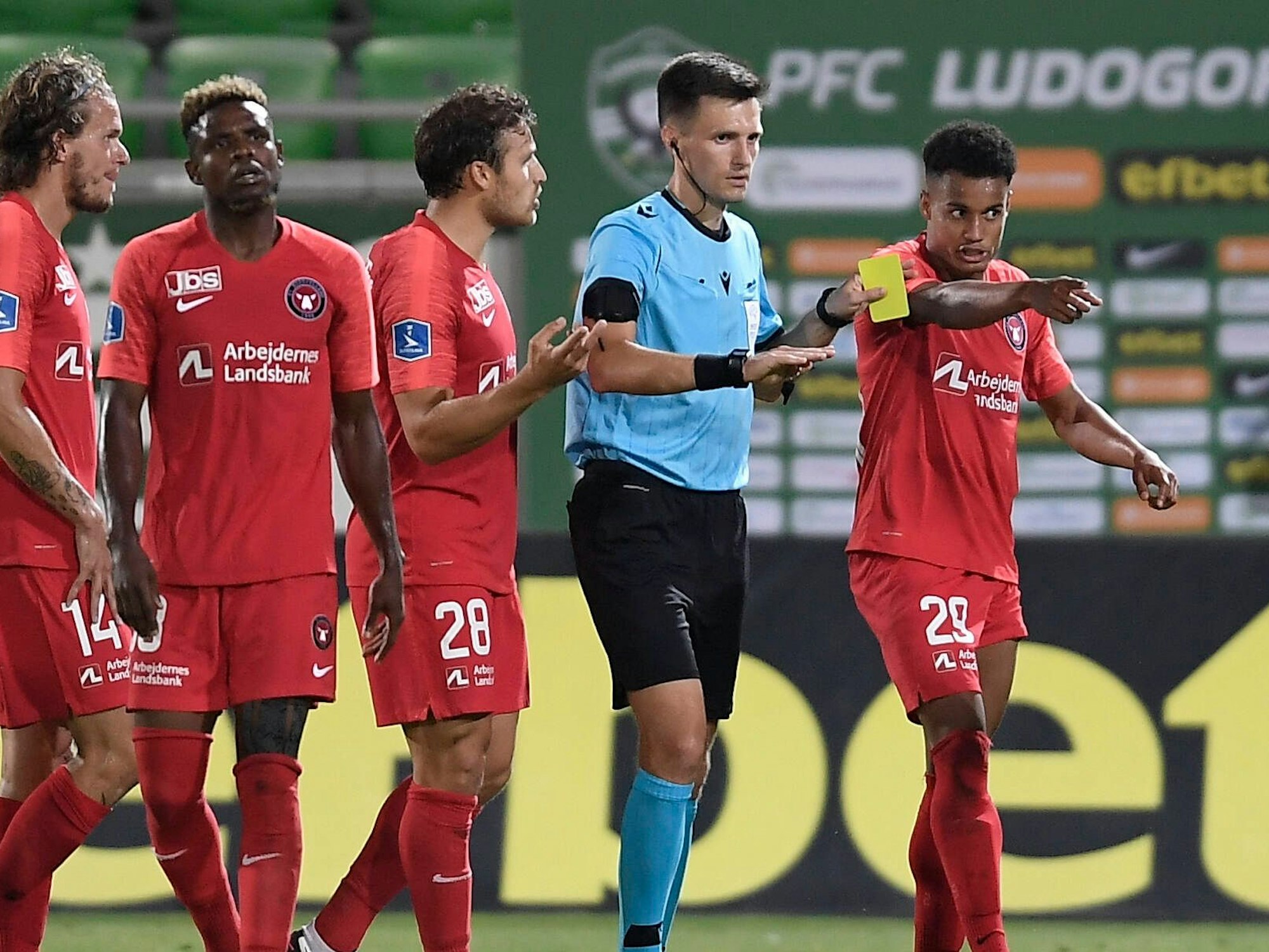 Denys Shurman zückt beim Spiel PFC Ludogorets - FC Midtjylland die Gelbe Karte.