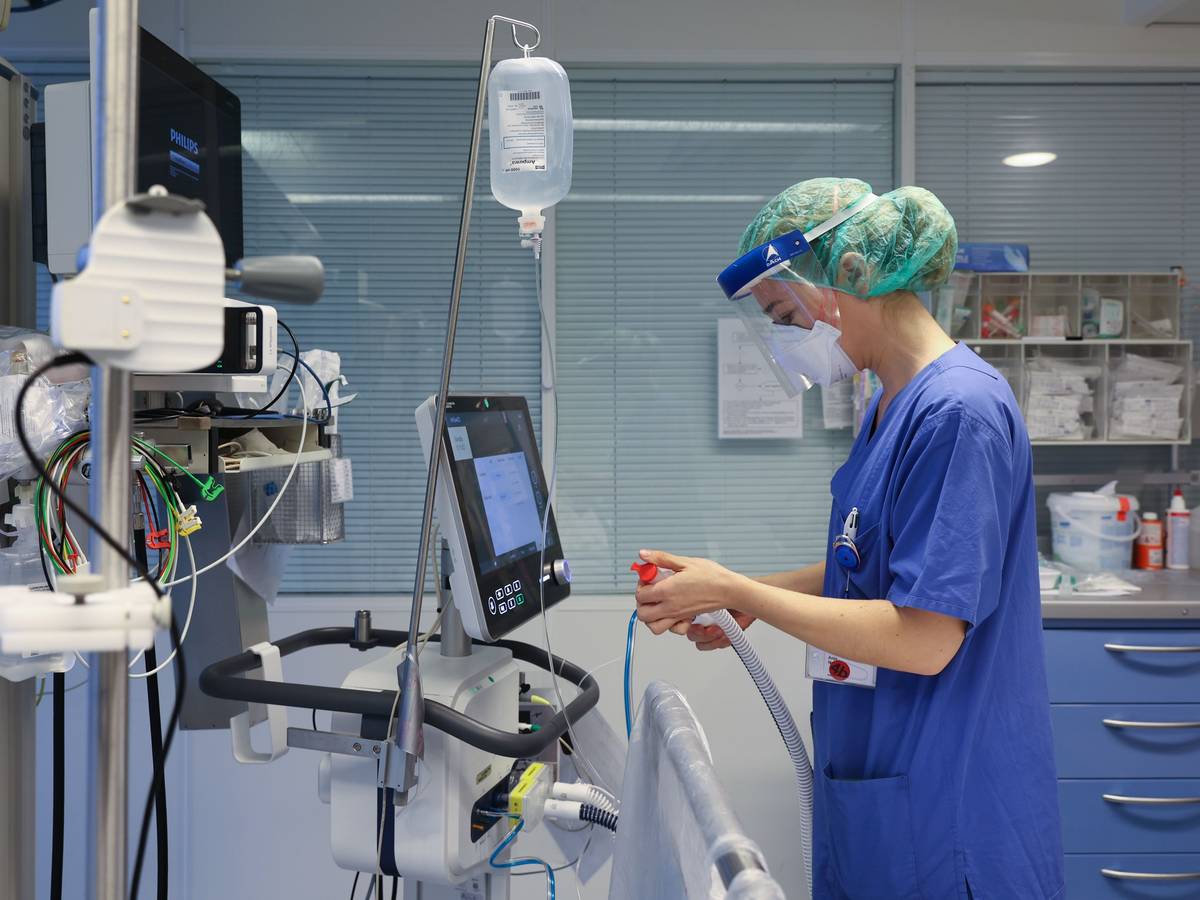 Das Statistische Landesamt NRW gab am Montag (4. April) neue Zahlen bezüglich der Todesfälle aufgrund von Corona bekannt. Unser Foto (3. Dezember 2021) zeigt eine Mitarbeiterin auf der Covid-Intensivstation 4b der Uniklinik Köln.