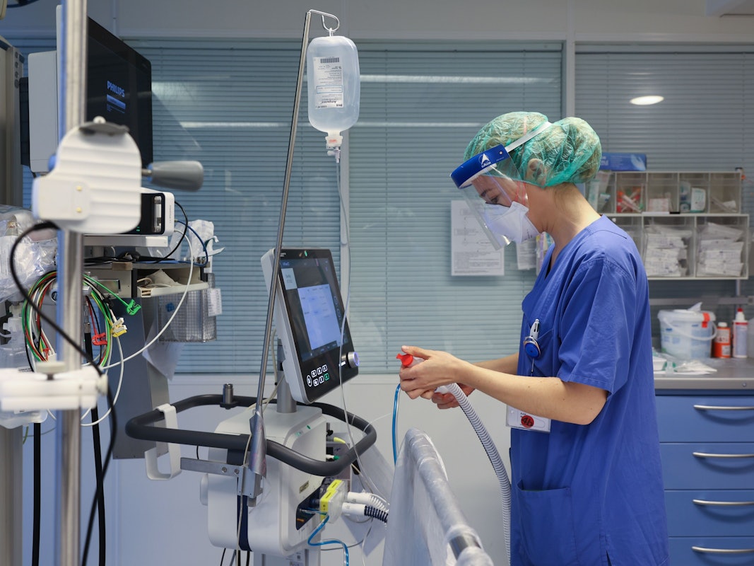 Das Statistische Landesamt NRW gab am Montag (4. April) neue Zahlen bezüglich der Todesfälle aufgrund von Corona bekannt. Unser Foto (3. Dezember 2021) zeigt eine Mitarbeiterin auf der Covid-Intensivstation 4b der Uniklinik Köln.