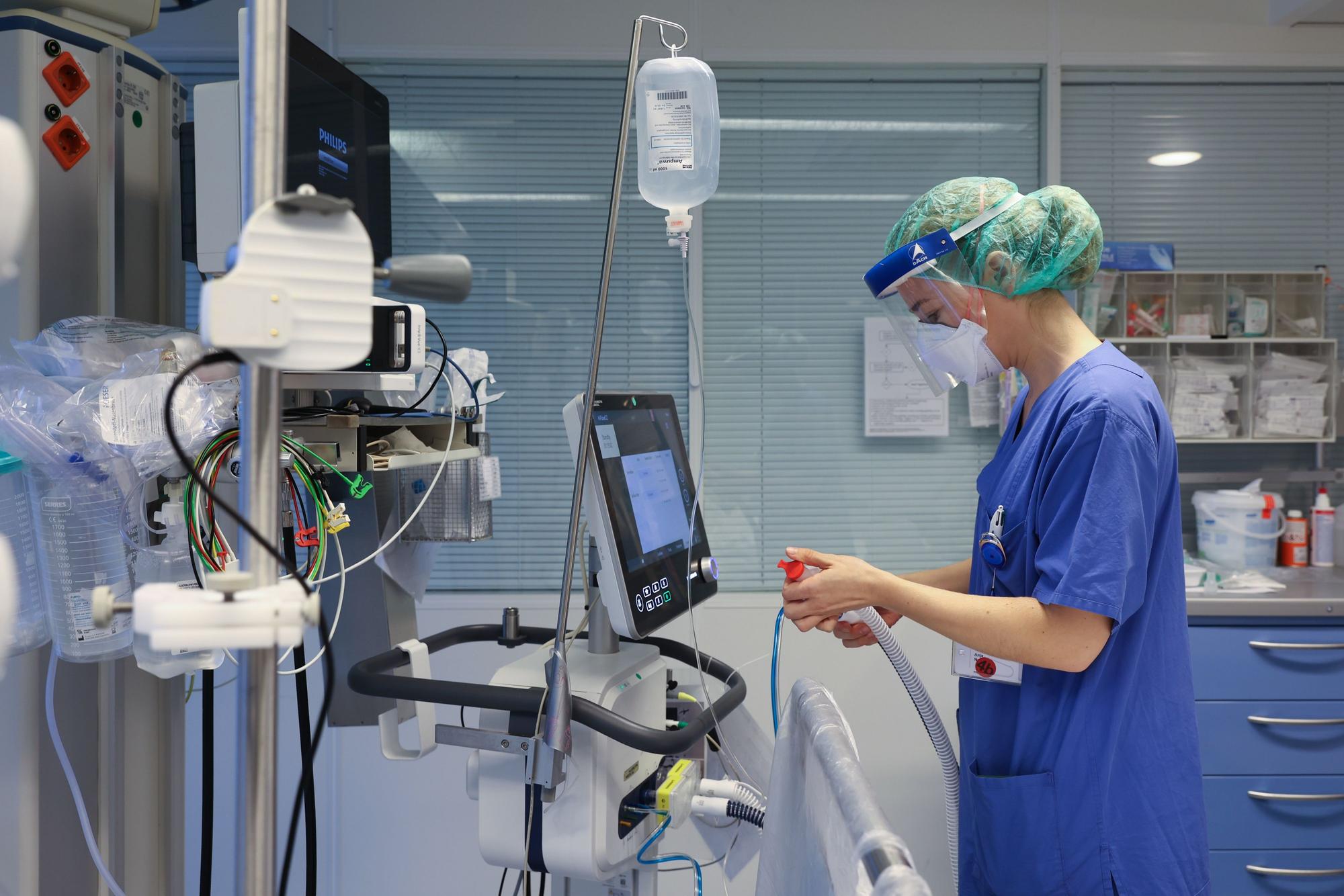 Das Statistische Landesamt NRW gab am Montag (4. April) neue Zahlen bezüglich der Todesfälle aufgrund von Corona bekannt. Unser Foto (3. Dezember 2021) zeigt eine Mitarbeiterin auf der Covid-Intensivstation 4b der Uniklinik Köln.