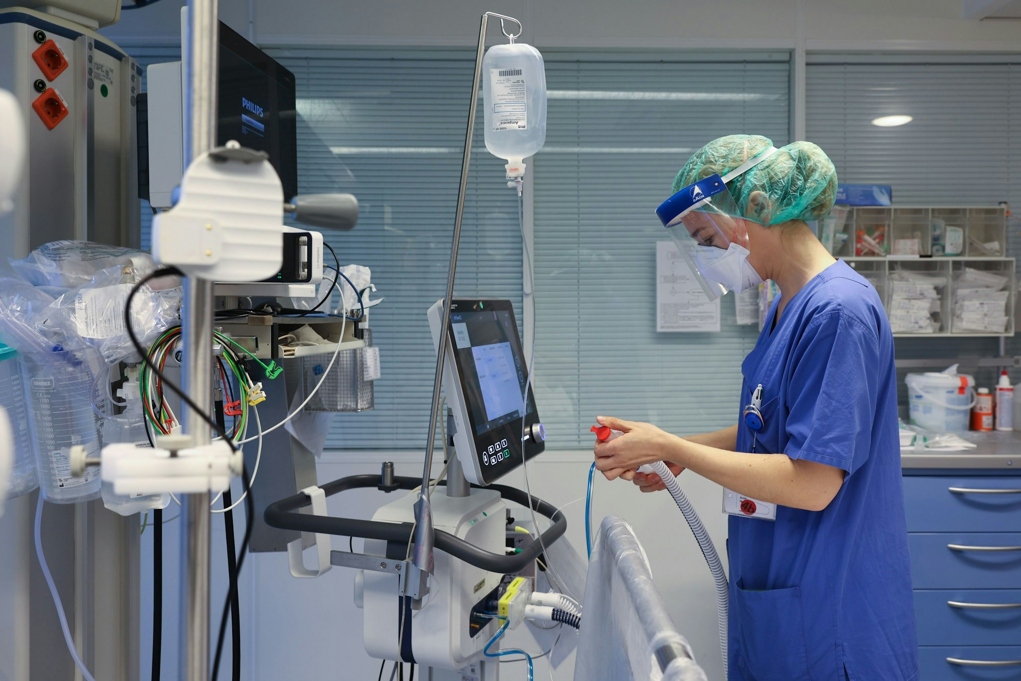 Das Statistische Landesamt NRW gab am Montag (4. April) neue Zahlen bezüglich der Todesfälle aufgrund von Corona bekannt. Unser Foto (3. Dezember 2021) zeigt eine Mitarbeiterin auf der Covid-Intensivstation 4b der Uniklinik Köln.