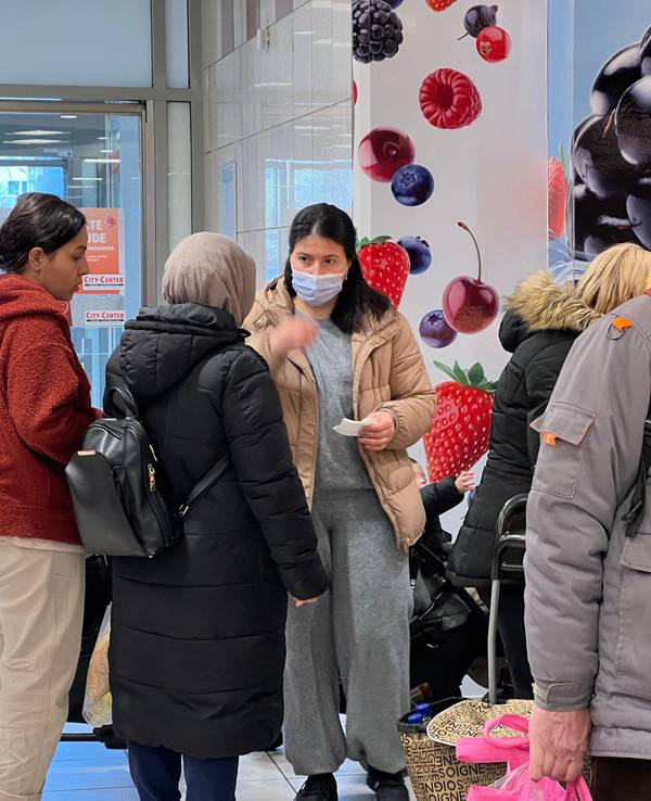 Kundinnen und Kunden kaufen im Einkaufscenter in Chorweiler ein.