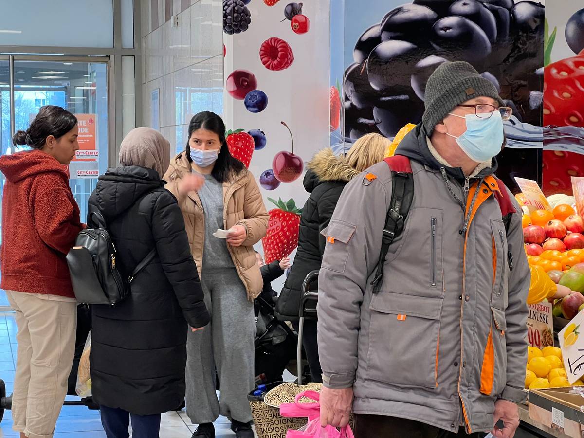 Kundinnen und Kunden kaufen im Einkaufscenter in Chorweiler ein.