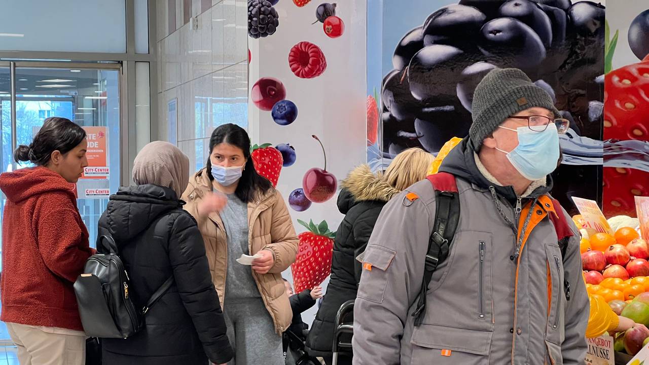 Kundinnen und Kunden kaufen im Einkaufscenter in Chorweiler ein.