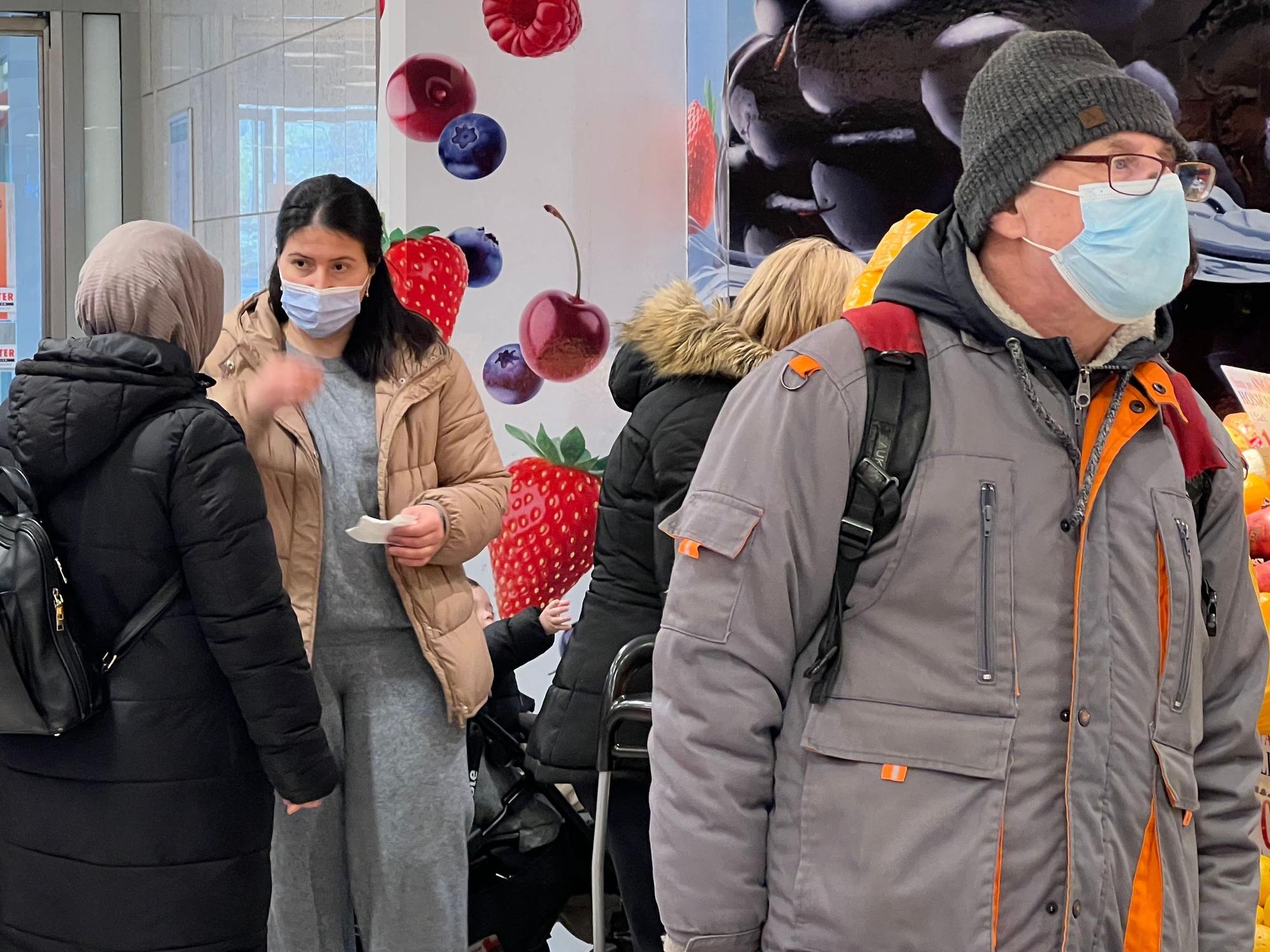 Kundinnen und Kunden kaufen im Einkaufscenter in Chorweiler ein.
