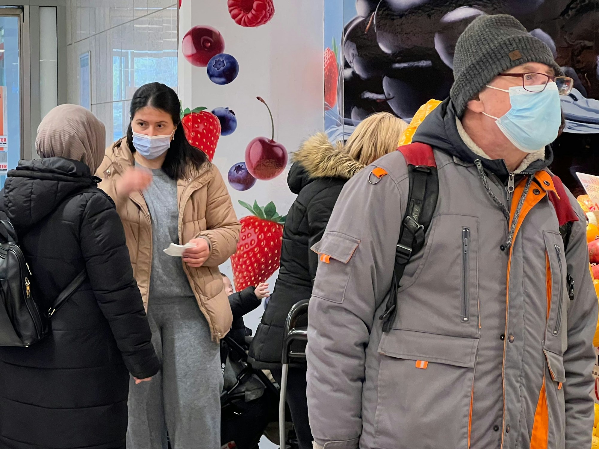 Kundinnen und Kunden kaufen im Einkaufscenter in Chorweiler ein.