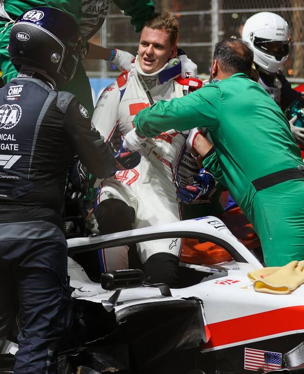 Mick Schumacher wird nach seinem Horror-Crash im Qualifying der Formel 1 in Jeddah aus seinem Haas-Boliden geborgen