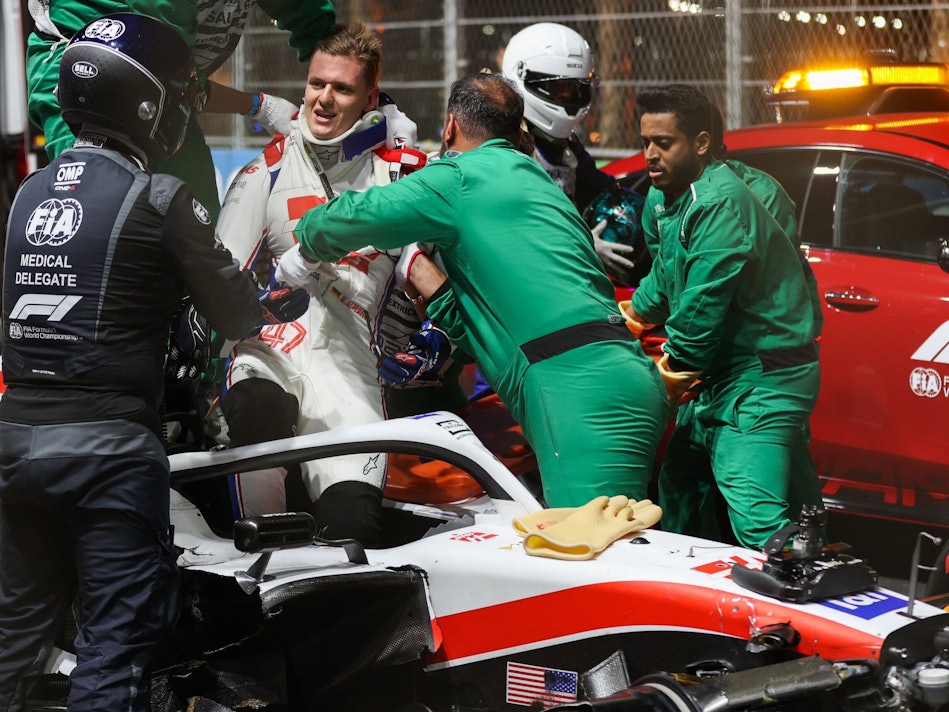 Mick Schumacher wird nach seinem Horror-Crash im Qualifying der Formel 1 in Jeddah aus seinem Haas-Boliden geborgen