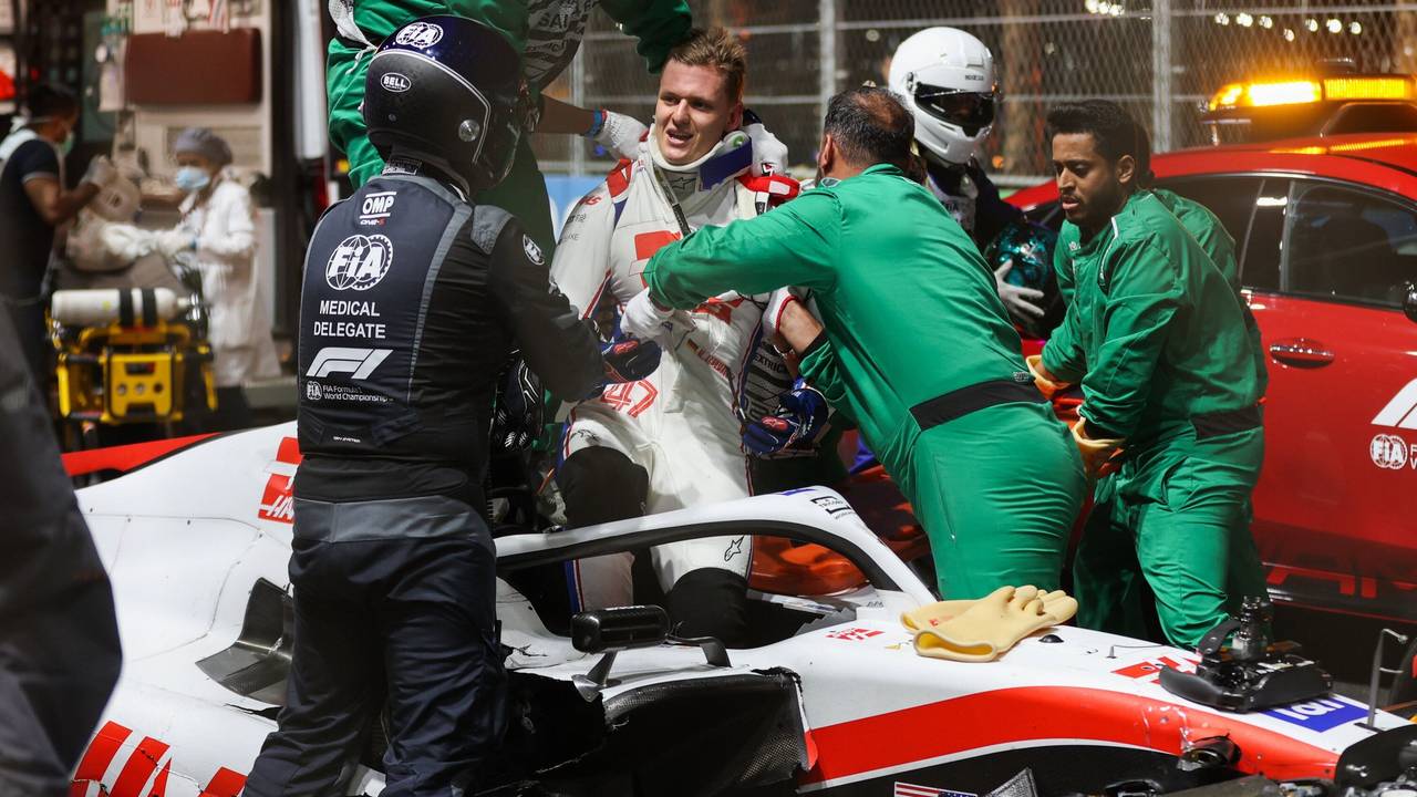 Mick Schumacher wird nach seinem Horror-Crash im Qualifying der Formel 1 in Jeddah aus seinem Haas-Boliden geborgen