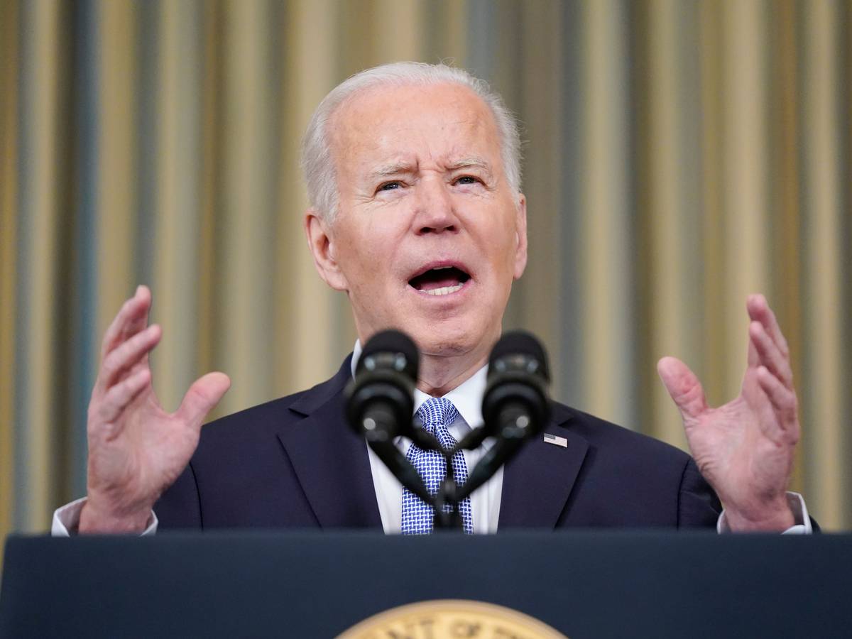 Joe Biden, Präsident der USA, spricht im State Dining Room des Weißen Hauses über den Arbeitsmarktbericht der USA. Der US-Arbeitsmarkt ist auch im März auf Erholungskurs geblieben und die Arbeitslosenquote fiel gegenüber des Vormonats um weitere 0,2 Prozent. Das Foto wurde am 01.04.2022 aufgenommen.